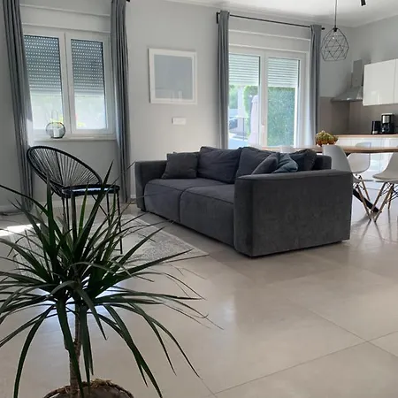 Tony's House In Garden 扎达尔