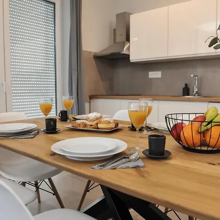 Tony's House In Garden Villa *