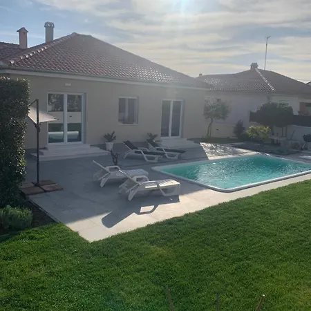 Tony's House In Garden Villa *