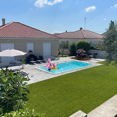 Tony's House In Garden Villa *