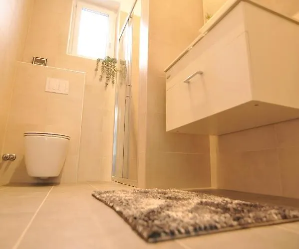 Tony's House In Garden Вілла