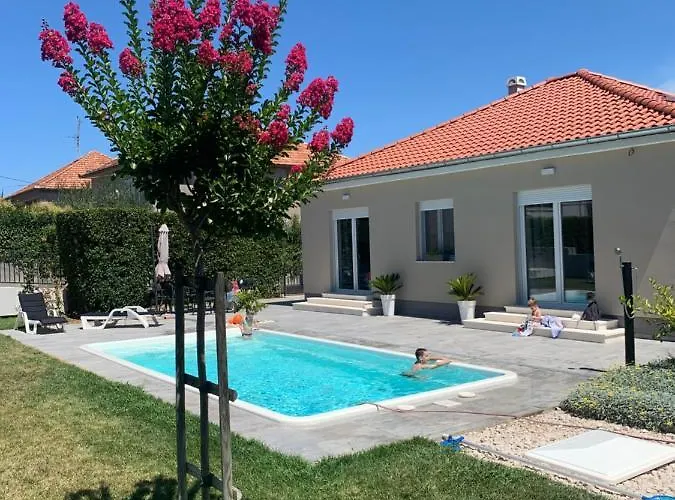 Вілла Tony's House In Garden