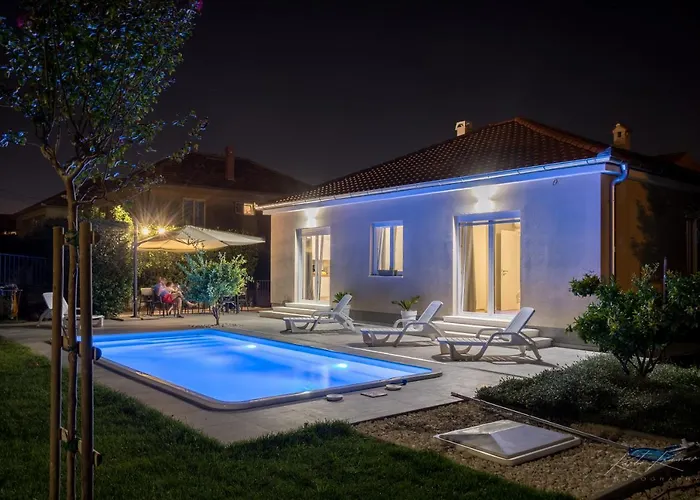 Tony's House In Garden Вілла